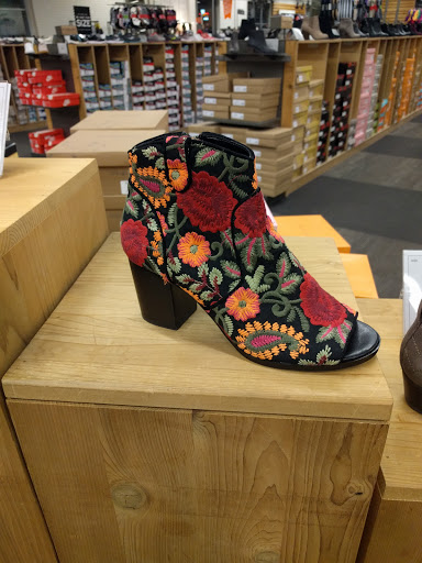 Shoe Store «DSW Designer Shoe Warehouse», reviews and photos, 2515 W 75th St, Naperville, IL 60540, USA