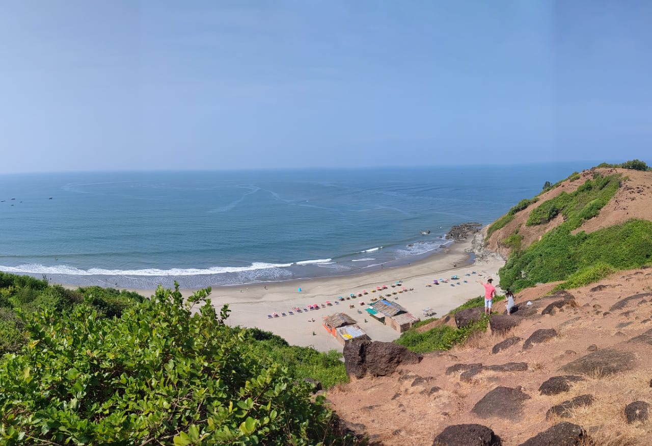 Foto de Vagator Beach con agua turquesa superficie