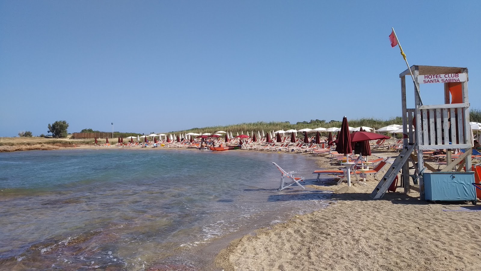 Zdjęcie Torre Santa Sabina beach z powierzchnią beżowy piasek