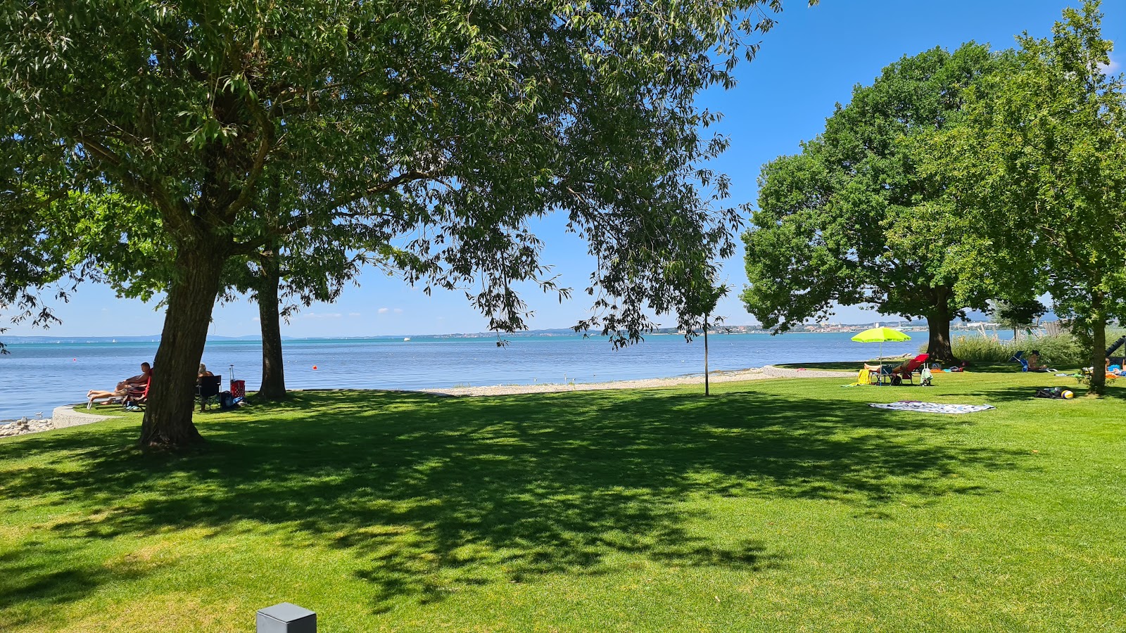 Foto av Strandbad Eriskirch med gräs yta