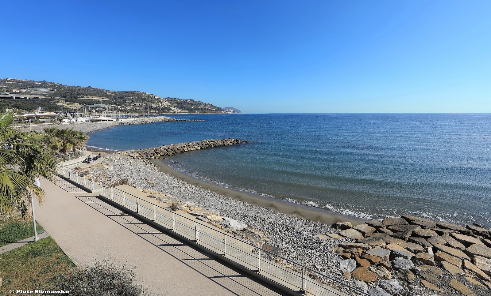 Zdjęcie Spiaggia in sabbia fine z powierzchnią niebieska woda