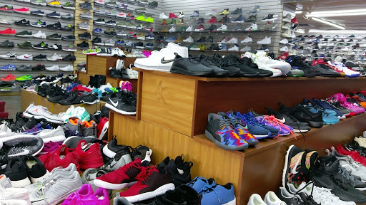 Shoe Store «Outlet Shoes & Rugs», reviews and photos, 221 E Ledbetter Dr, Dallas, TX 75216, USA