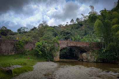 Puente sobre el río piendamó