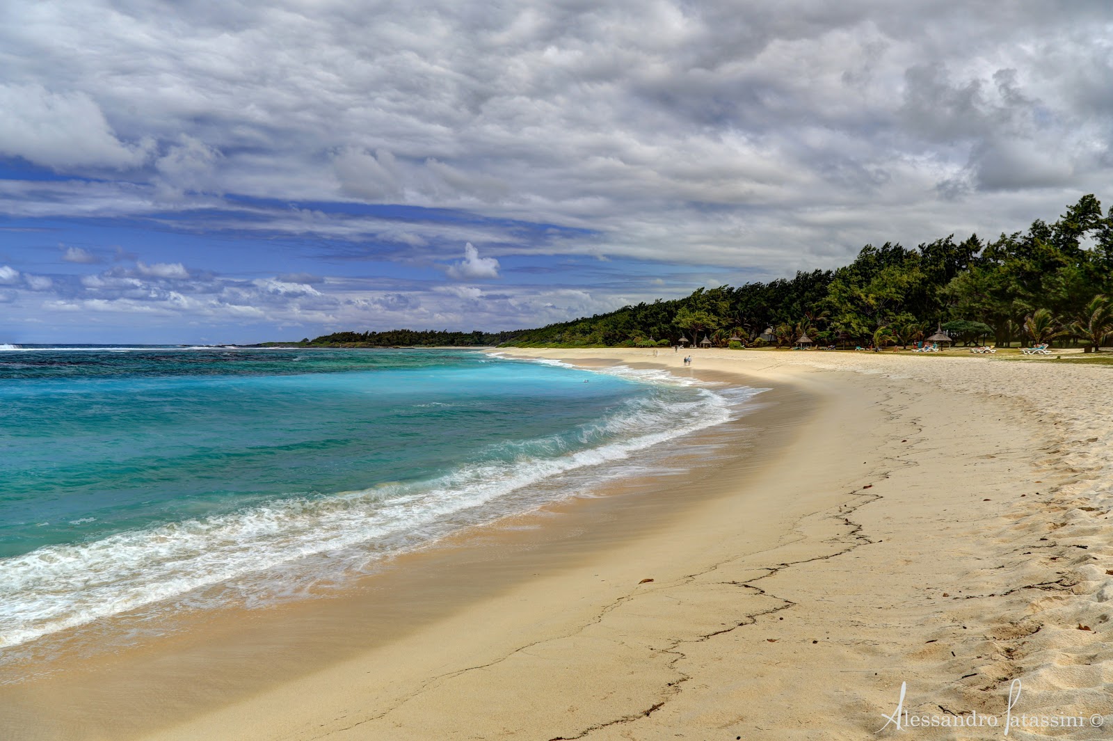 Foto van Blue Bay Beach met ruime baai