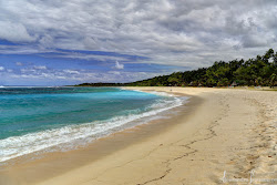 Blue Bay Beach'in fotoğrafı geniş ile birlikte