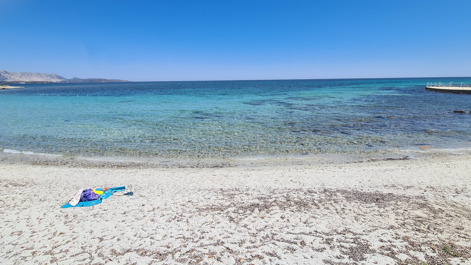 Foto van Spiaggia del Veraclub Amasea met blauw puur water oppervlakte