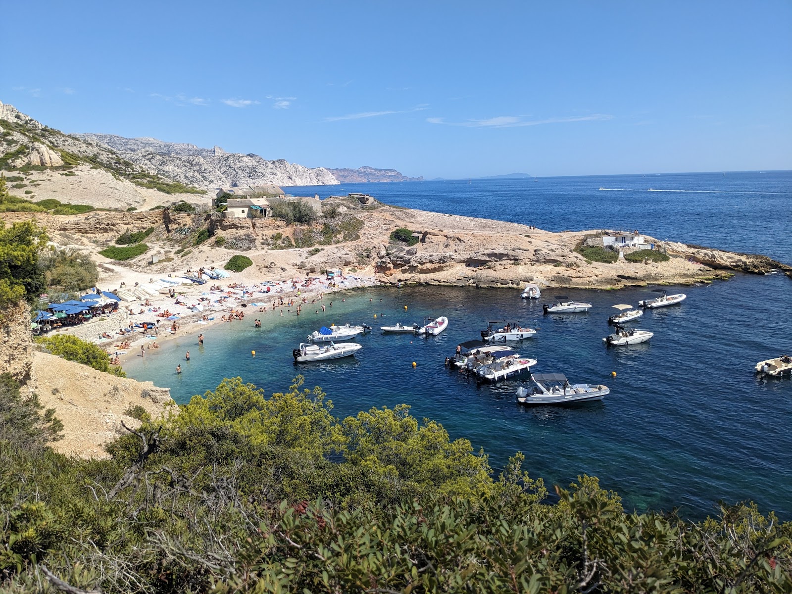 Foto di Calanque de Marseilleveyre con una superficie del sabbia grigia e rocce