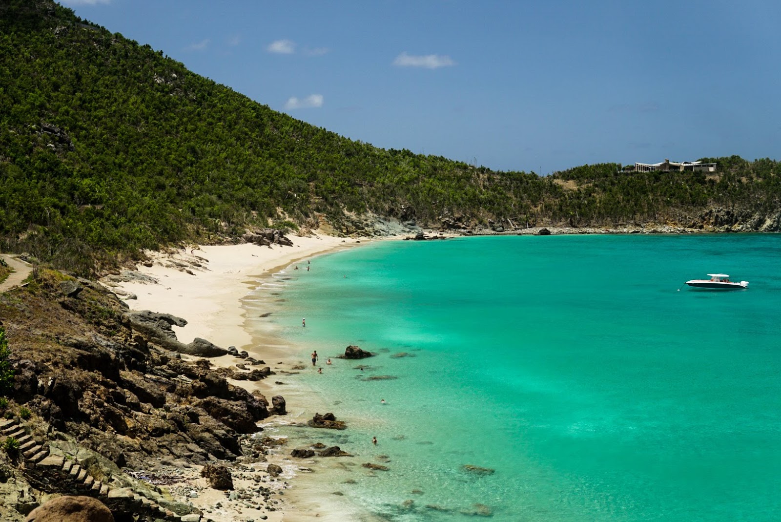Foto von Colombier beach mit feiner beiger sand Oberfläche
