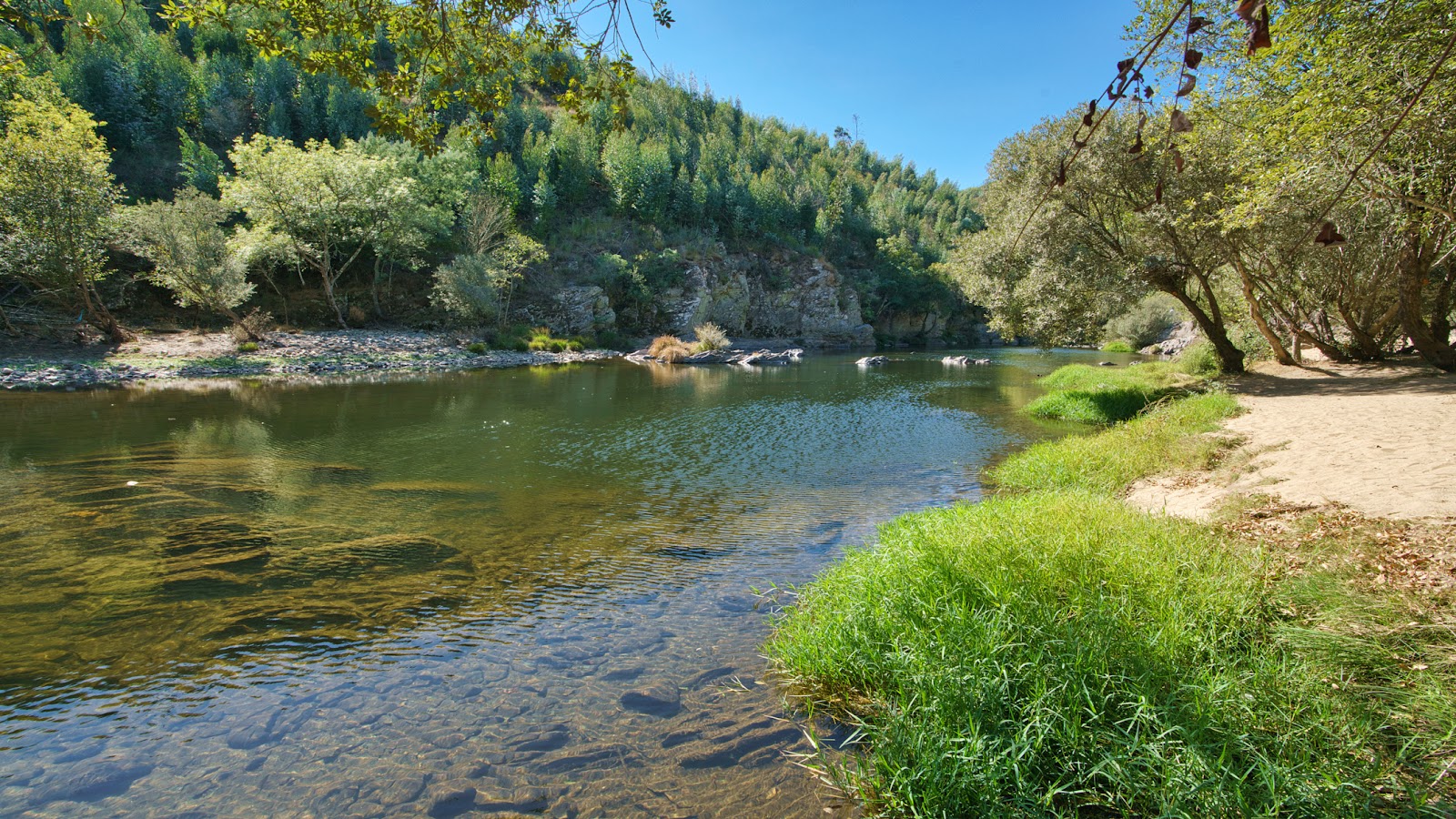 Praia Fluvial do Areinho'in fotoğrafı düz bir kıyı şeridi ile birlikte