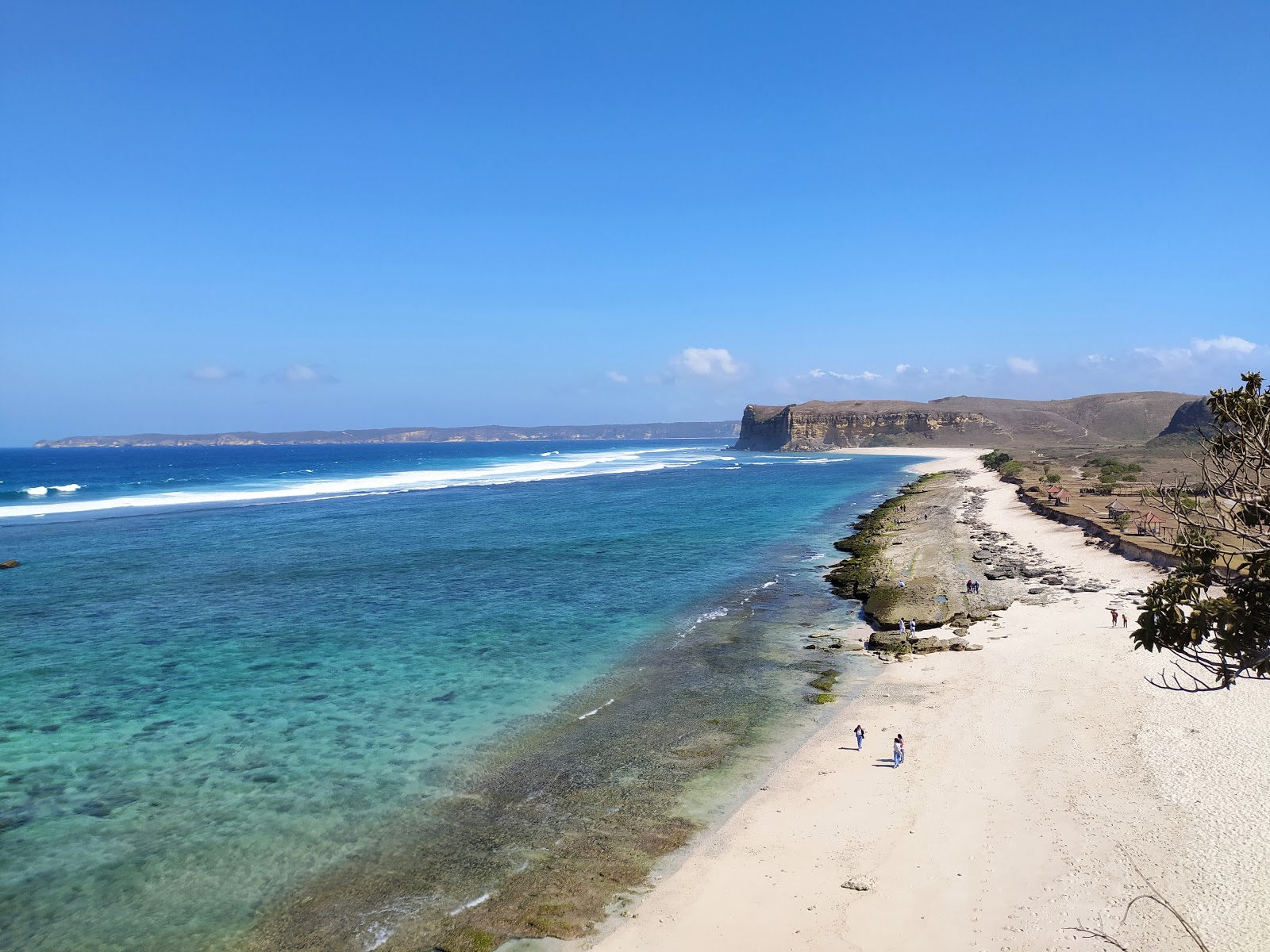 Fotografija Kura-kura Beach z svetel pesek površino