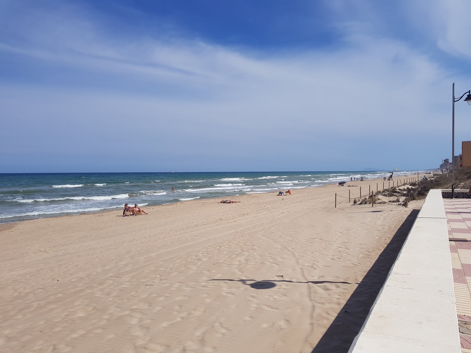 Φωτογραφία του Platja del Pouet με καφέ άμμος επιφάνεια