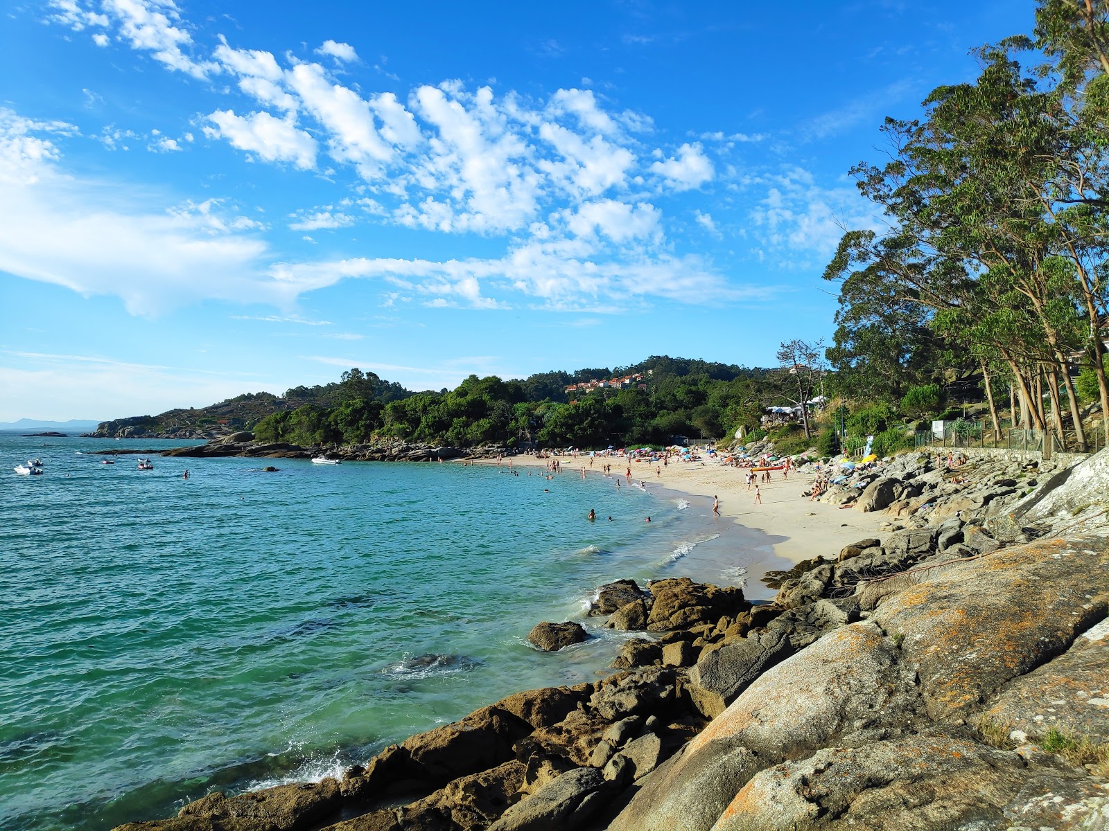 Foto av Praia de Francon omgiven av berg