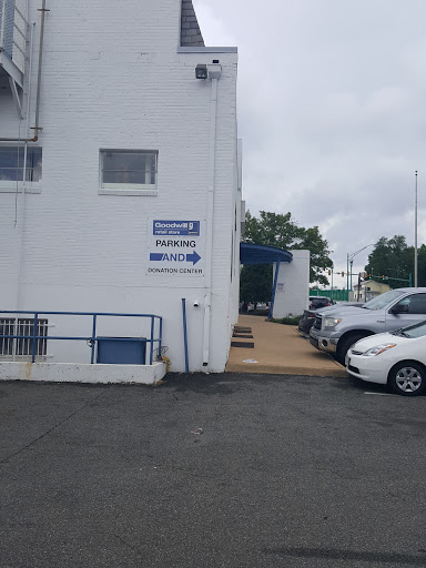 Thrift Store «Goodwill Retail Store & Donation Center», reviews and photos, 10 S Glebe Rd, Arlington, VA 22204, USA