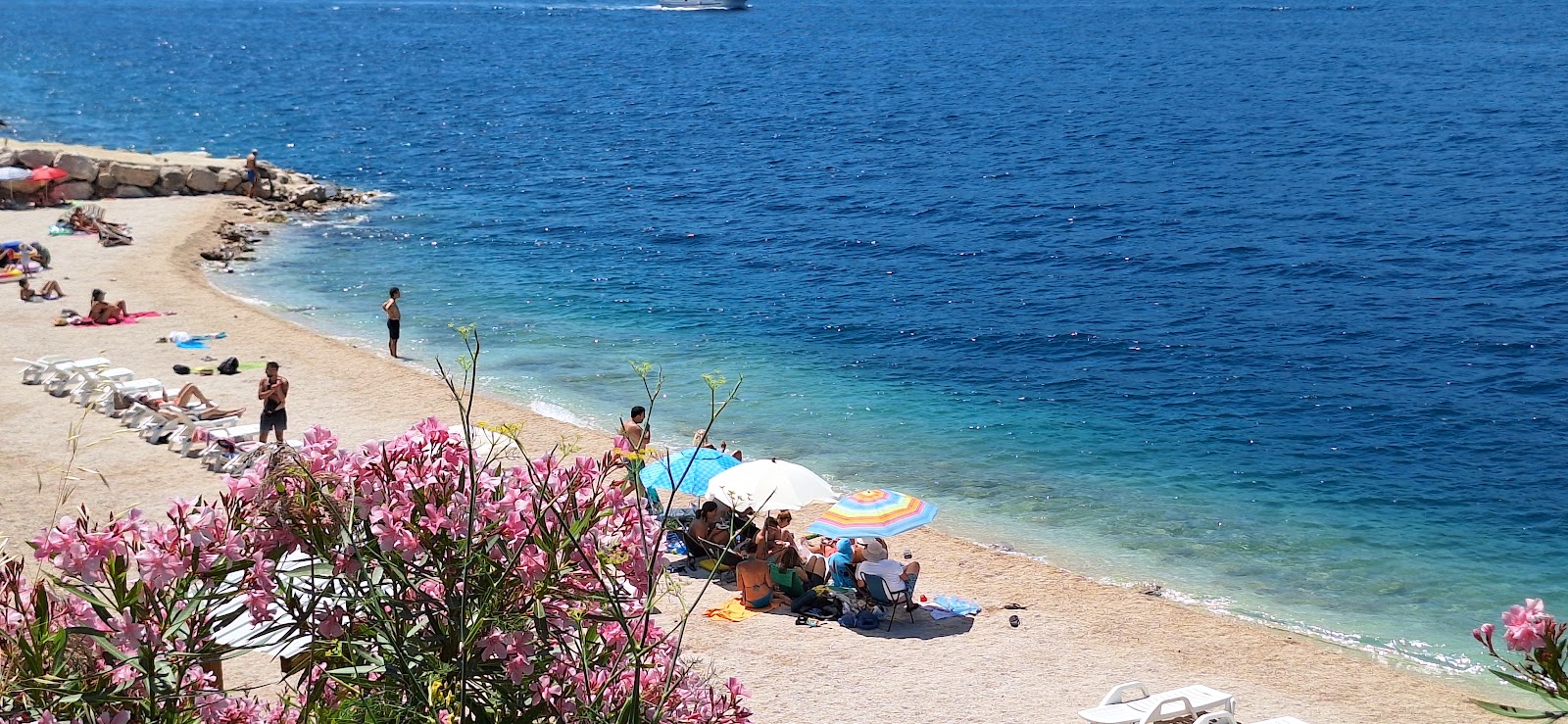 Plage de Rose'in fotoğrafı düz bir kıyı şeridi ile birlikte