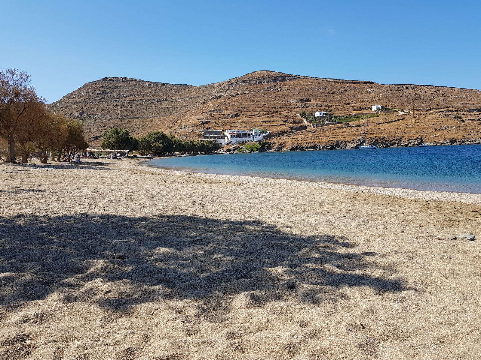 Paralia Apokrousi'in fotoğrafı uçurumlarla desteklenmiş