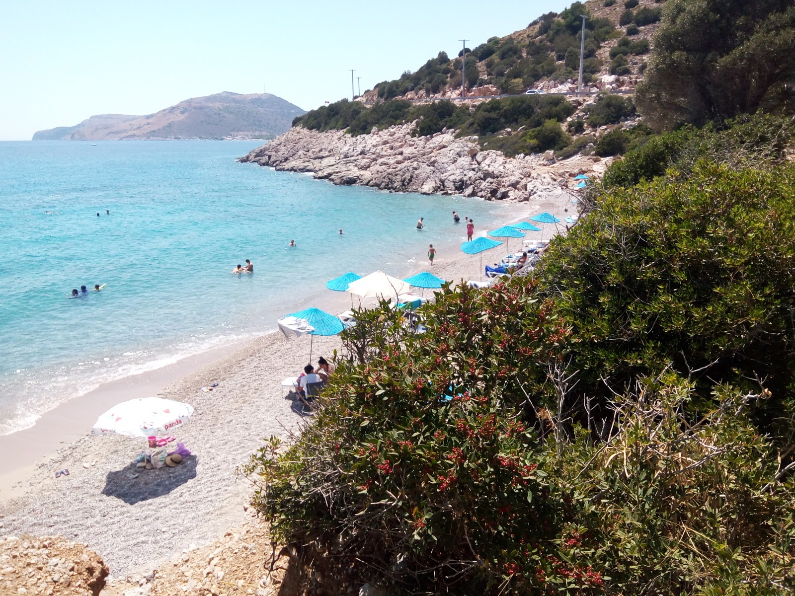 Foto de Akcabuk beach con agua cristalina superficie