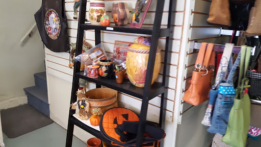 Used Clothing Store «T.E.A.M. Resale Shop», reviews and photos, 300 W Main St, Tomball, TX 77375, USA