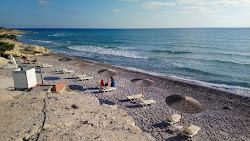 Agios Theologos beach'in fotoğrafı dağlarla çevrili