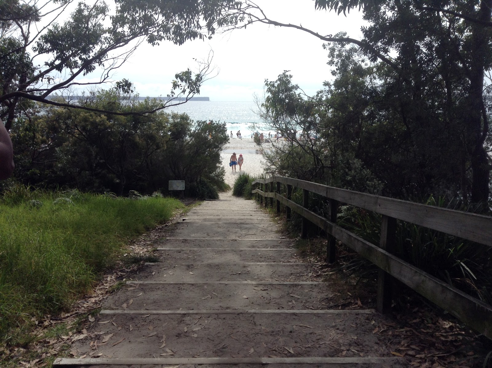 Foto von Whiting Beach umgeben von Bergen