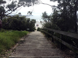 Photo de Whiting Beach entouré de montagnes