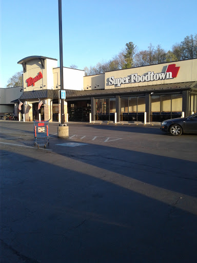 Grocery Store «Super Foodtown of East Stroudsburg», reviews and photos, 232 Fox Run Ln, East Stroudsburg, PA 18302, USA