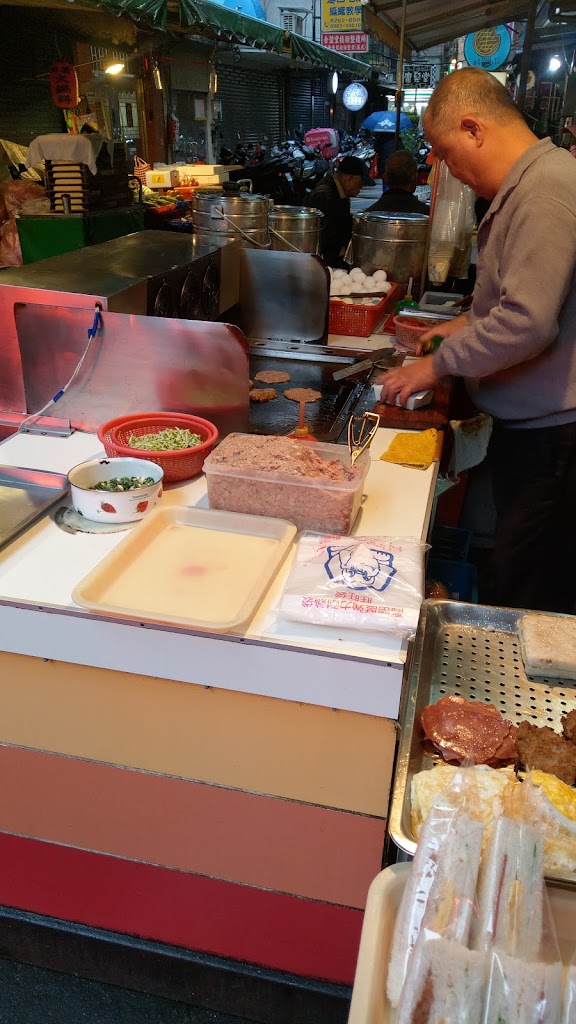 學府市場路邊早餐店 的照片