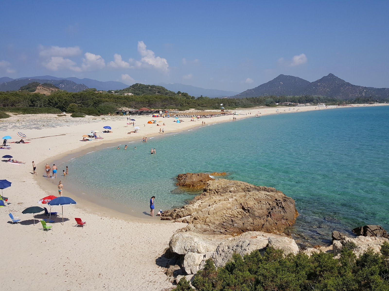 Foto von Spiaggia di Cala Sinzias mit heller feiner sand Oberfläche