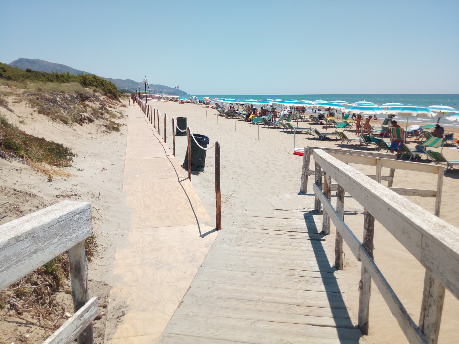 Lago Lungo beach'in fotoğrafı mavi sular yüzey ile