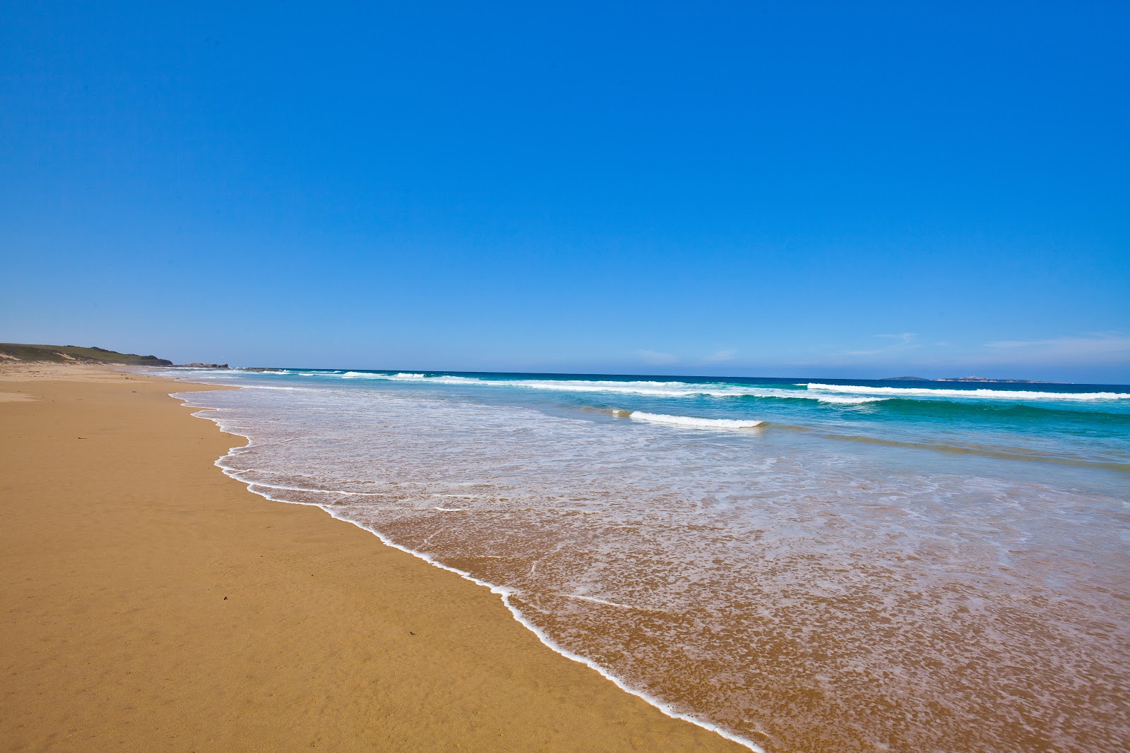 Fotografija Handkerchief Beach z svetel pesek površino