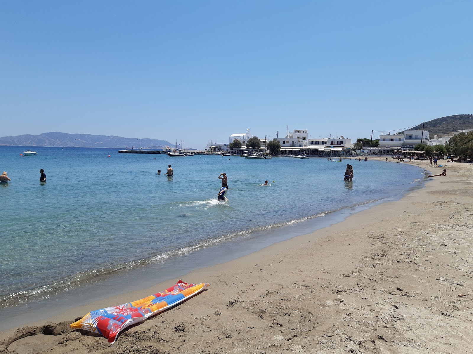 Φωτογραφία του Pollonia beach II παροχές περιοχής