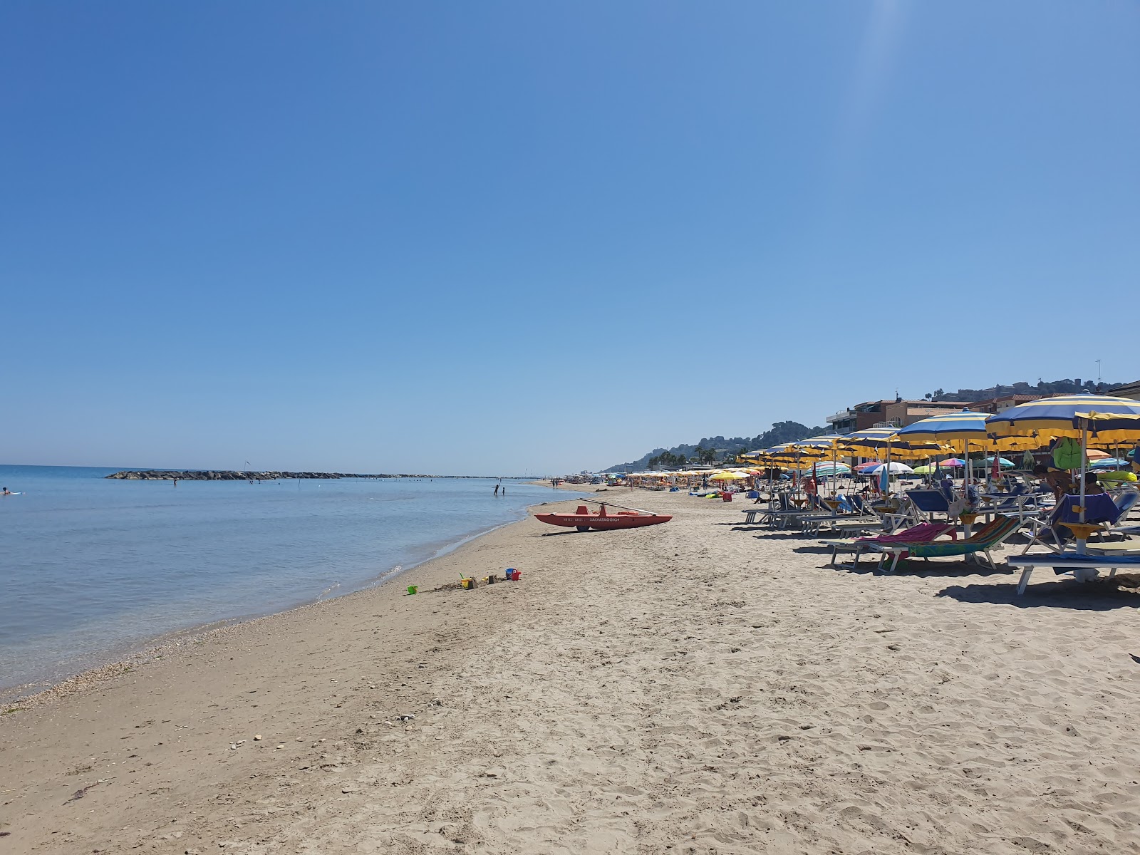 Valokuva Spiaggia di Cupra Marittimaista. pinnalla beige iekka:n kanssa
