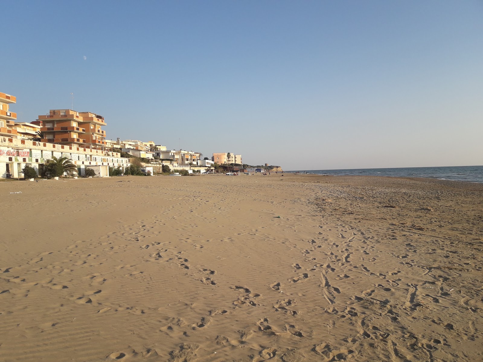 Fotografie cu Lavinio beach - locul popular printre cunoscătorii de relaxare
