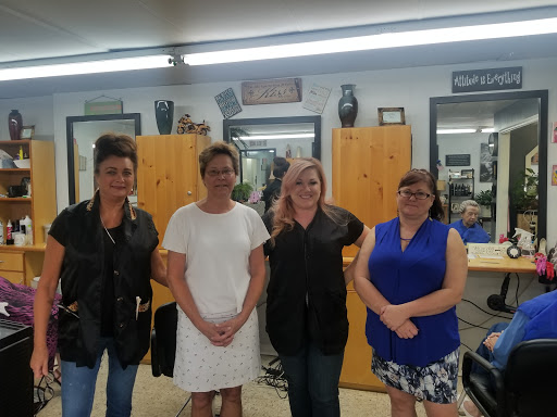 Hair Salon «Creative Styles Hair Salon», reviews and photos, 19 E Jarrard St, Cleveland, GA 30528, USA