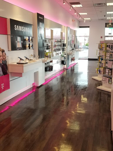 Cell Phone Store «T-Mobile», reviews and photos, 6 W North Ave, Northlake, IL 60164, USA