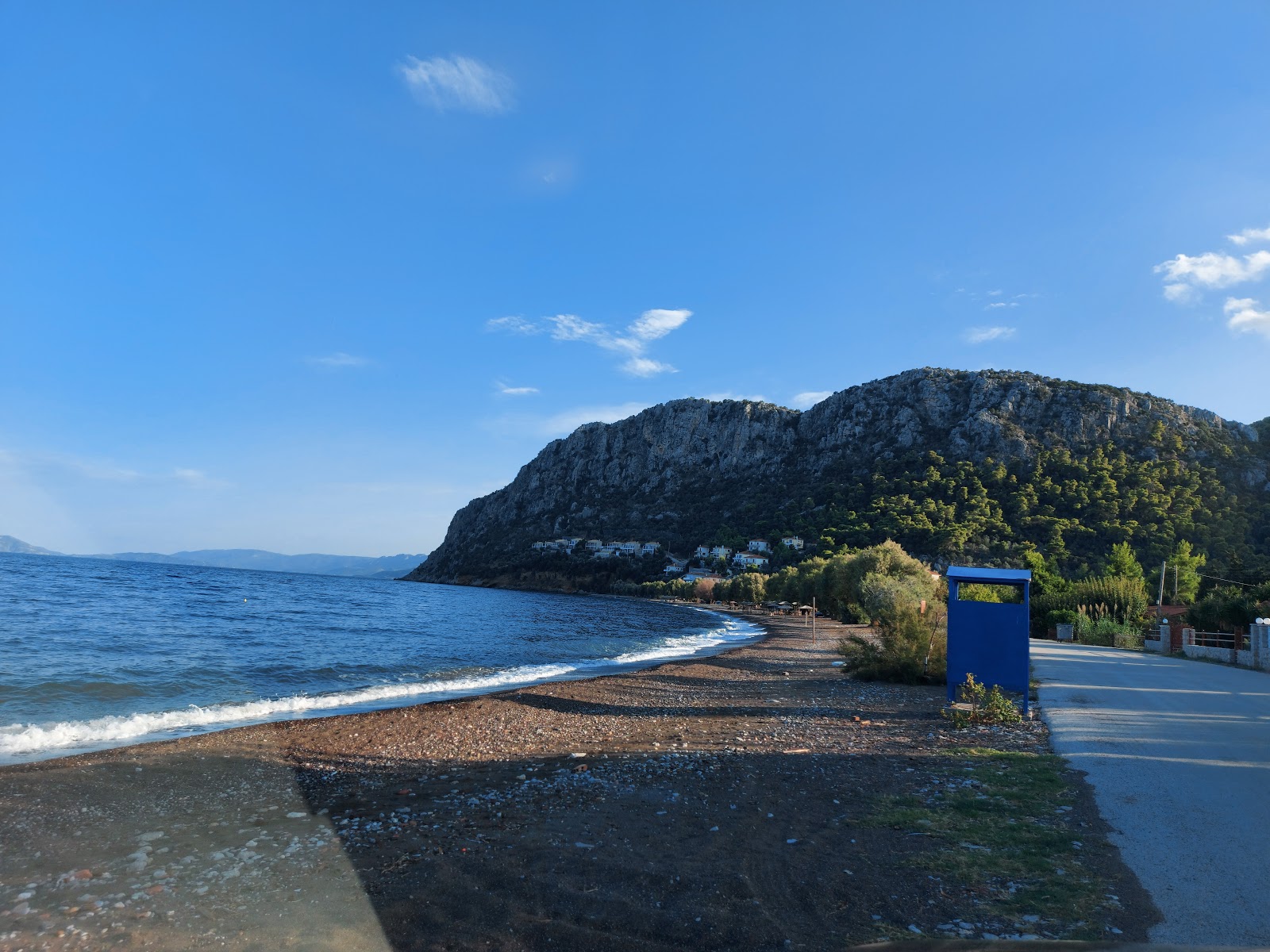 Neas Epidavrou'in fotoğrafı geniş plaj ile birlikte