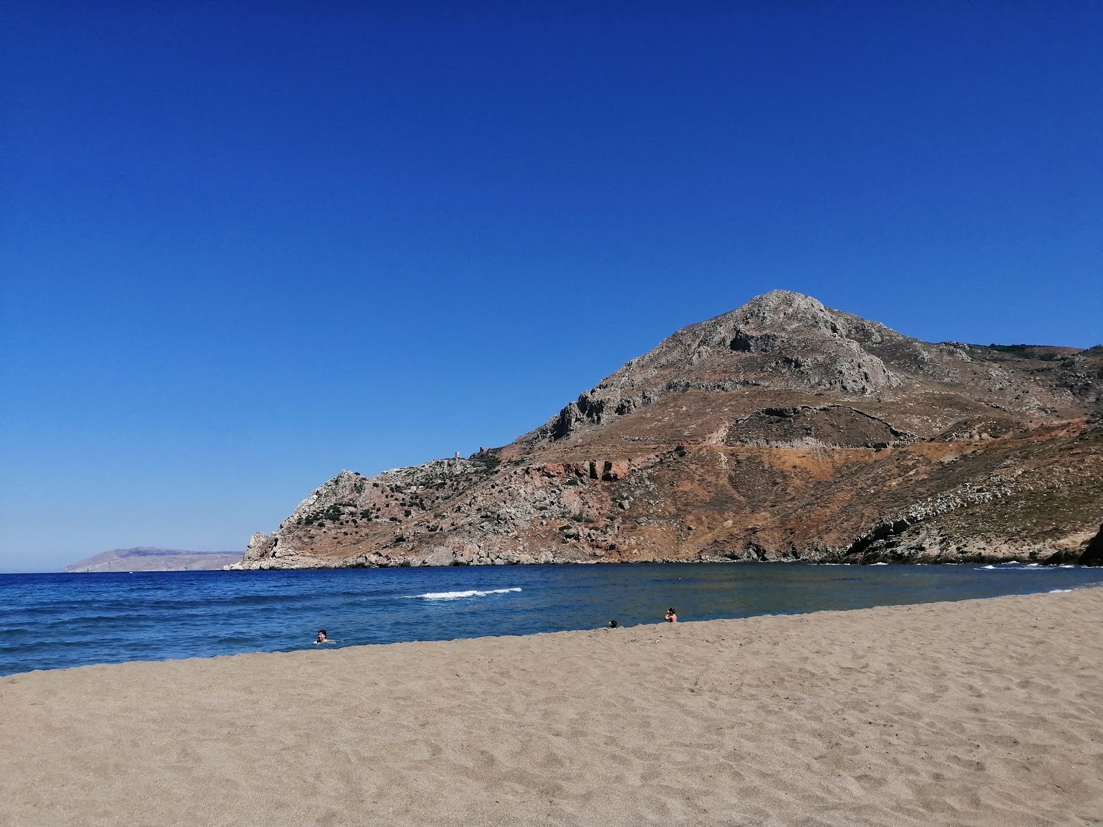 Marmari beach'in fotoğrafı uçurumlarla desteklenmiş