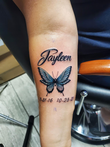 Explore small flowers tattoo ideas, creative tattoo ideas in Laredo, available at Tinta Sagrada Tattoos & Supplies