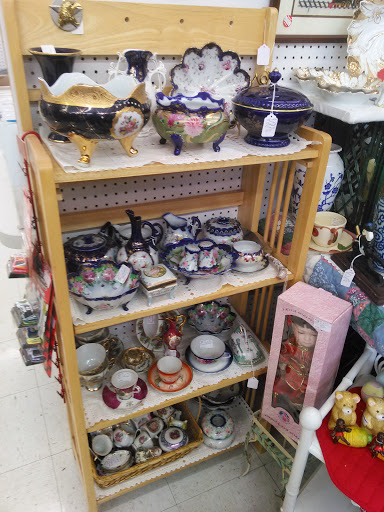 Flea Market «White Elephant Vendors Market», reviews and photos, 8523 Terry Rd, Louisville, KY 40258, USA