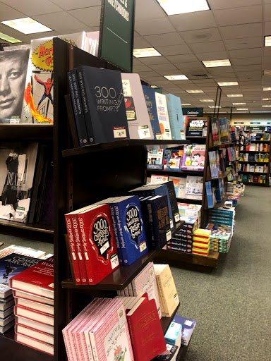 Book Store «Barnes & Noble», reviews and photos, 3216 W Lake St, Minneapolis, MN 55416, USA