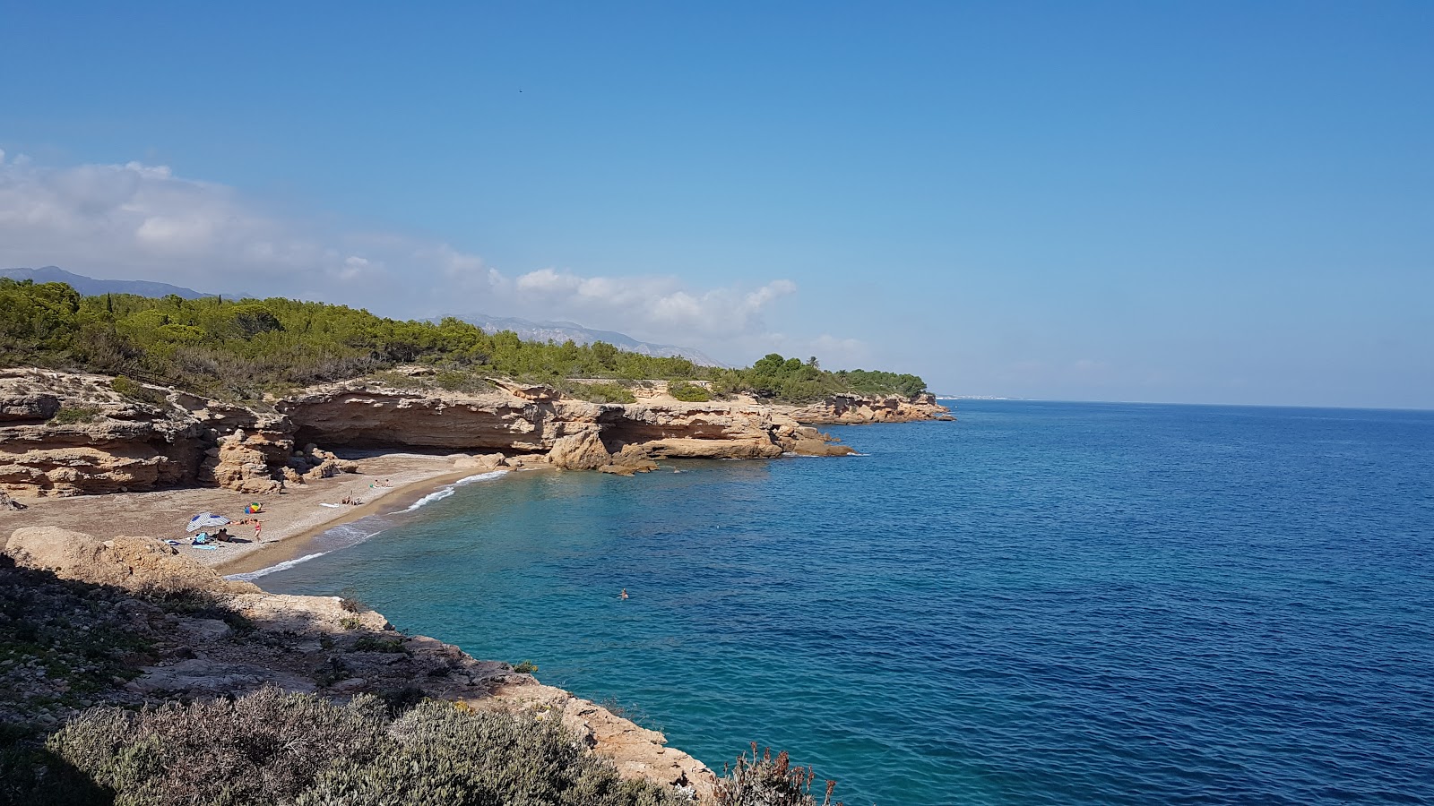 Cala Xelin'in fotoğrafı hafif ince çakıl taş yüzey ile