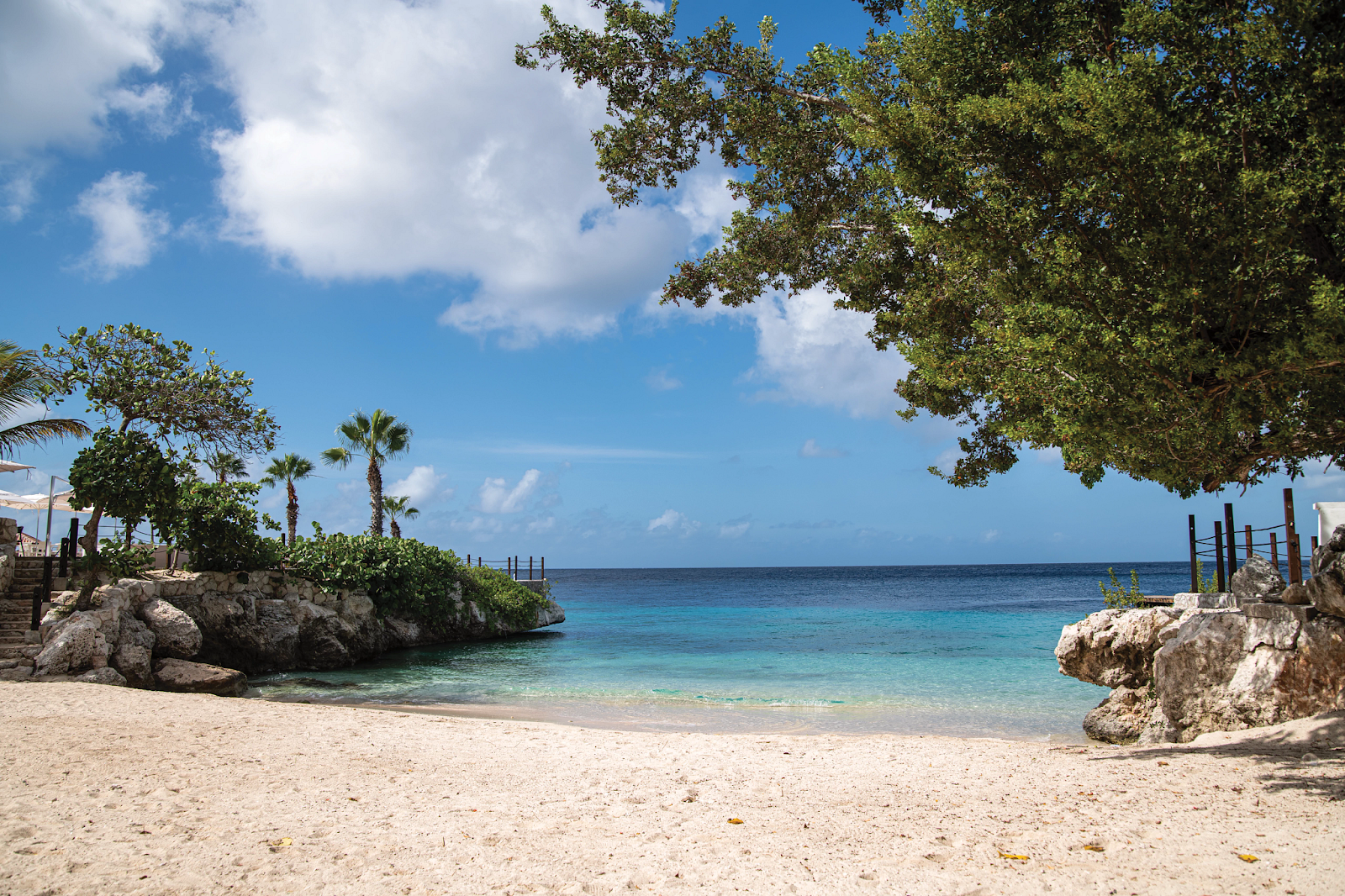 Dreams Curacao Plajı'in fotoğrafı turkuaz saf su yüzey ile