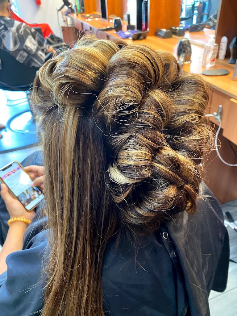 Mercedes Salon 08520