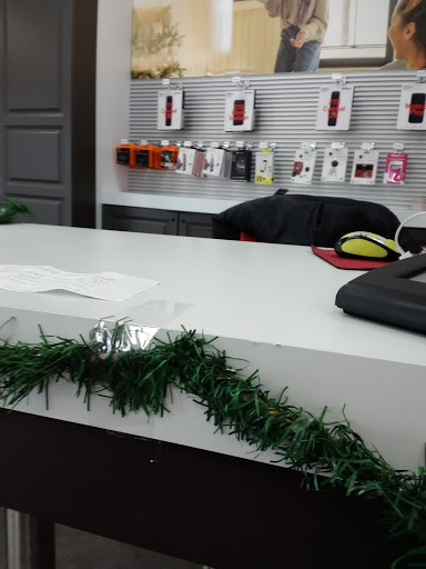 Cell Phone Store «Verizon Authorized Retailer / RW - Downingtown, PA», reviews and photos, 3903 Lincoln Hwy, Downingtown, PA 19335, USA