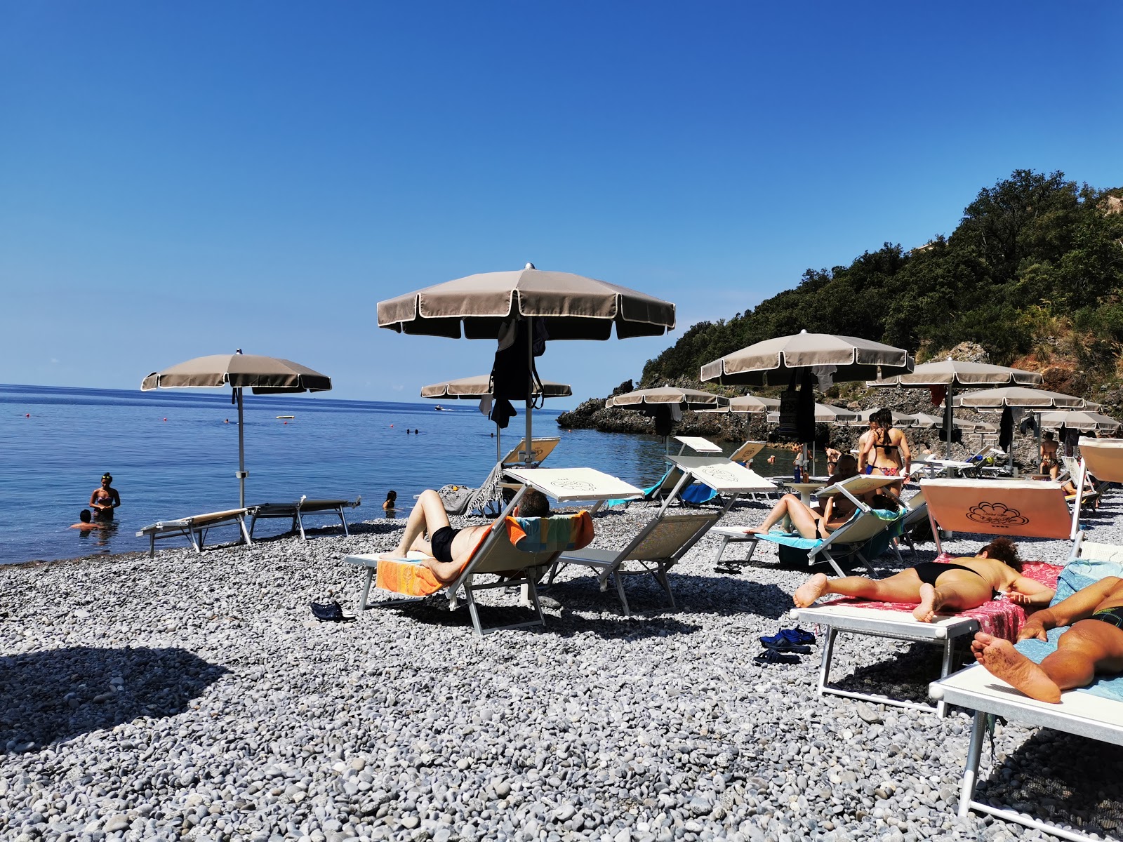 Photo de Spiaggia Portacquafridda O Porticello protégé par des falaises