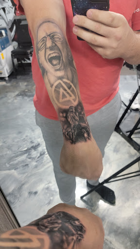 Tattoo Shop «Surreal Tattoo Studio - Kansas City Tattoo Shop», reviews and photos, 1222 W 39th St, Kansas City, MO 64111, USA