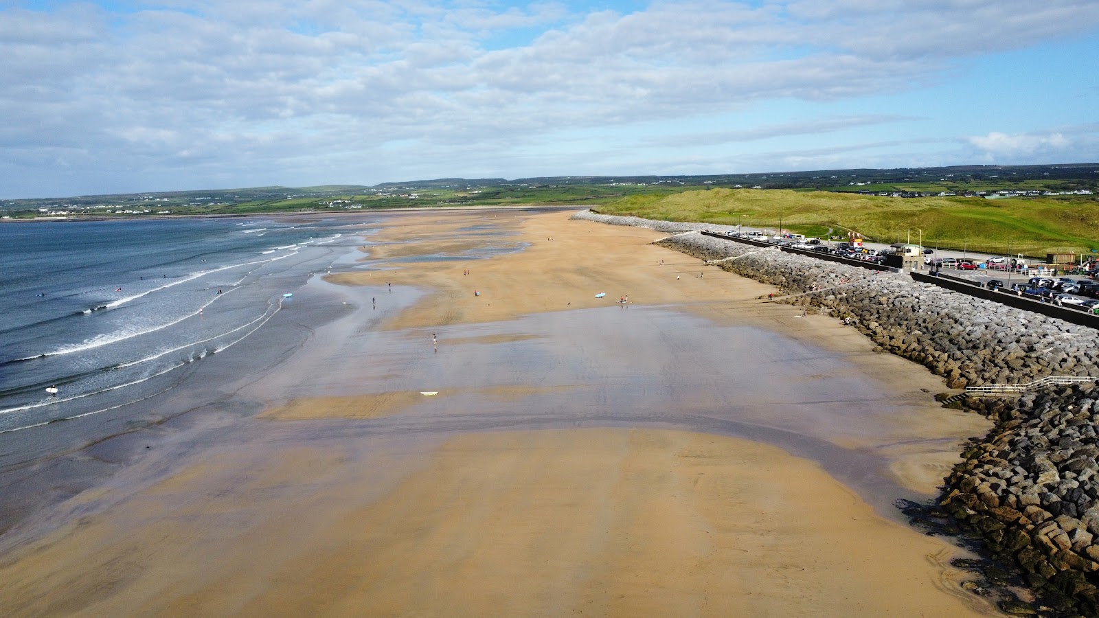 Photo of Lahinch Beach with very clean level of cleanliness