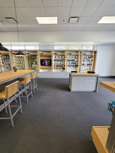 Cell Phone Store «Verizon Authorized Retailer - A Wireless», reviews and photos, 12355 Seal Beach Blvd #3, Seal Beach, CA 90740, USA