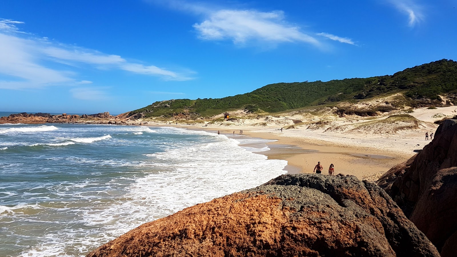 Foto van Prainha Guarda do Embau met helder zand oppervlakte