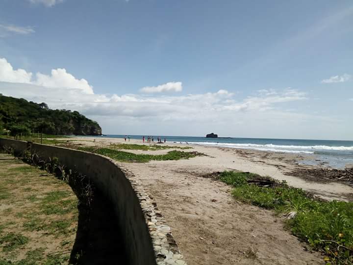 Photo of Marsella Beach backed by cliffs