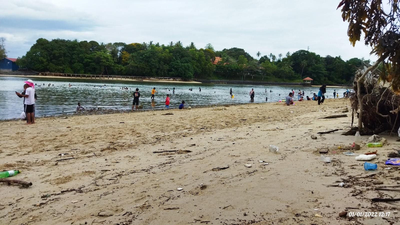 Foto av Bahagia Beach med brunt vatten yta